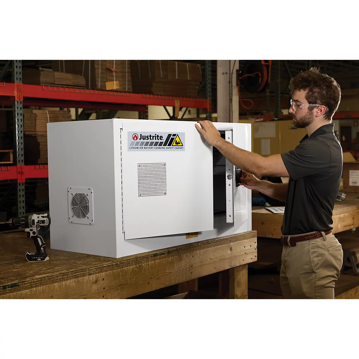 Justrite Akku-Ladeschrank, für Lithium-Ionen-Akkus, abschließbar, mit Belüftung, Stahl, B 1092 x T 457 x H 610 mm, grau