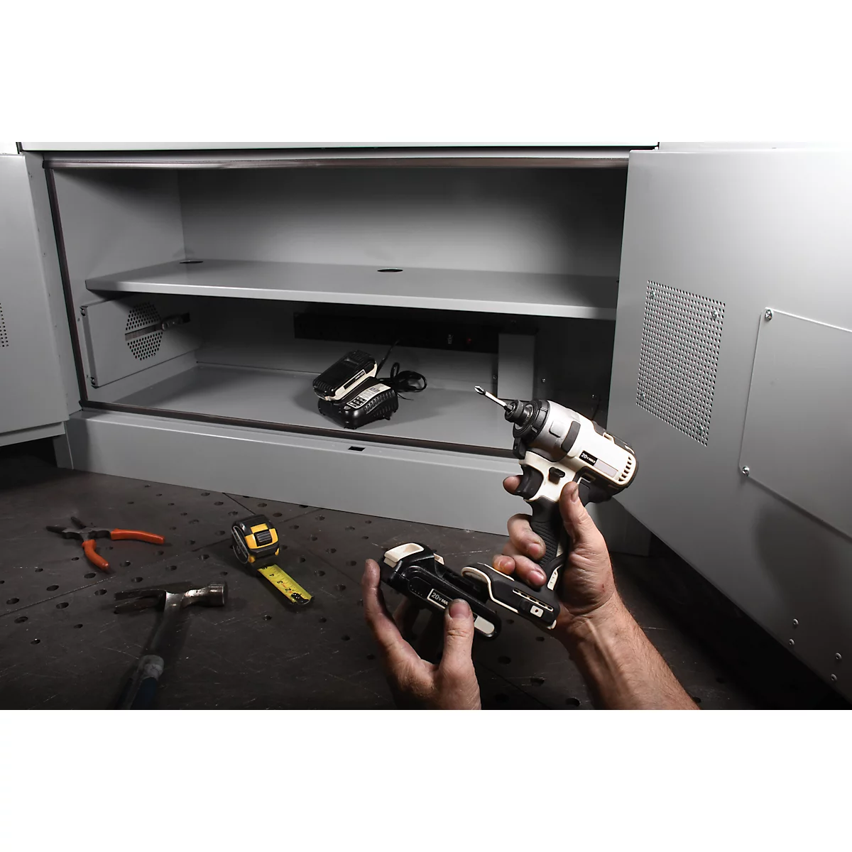 Justrite Akku-Ladeschrank, für Lithium-Ionen-Akkus, abschließbar, mit Belüftung, Stahl, B 1092 x T 457 x H 610 mm, grau