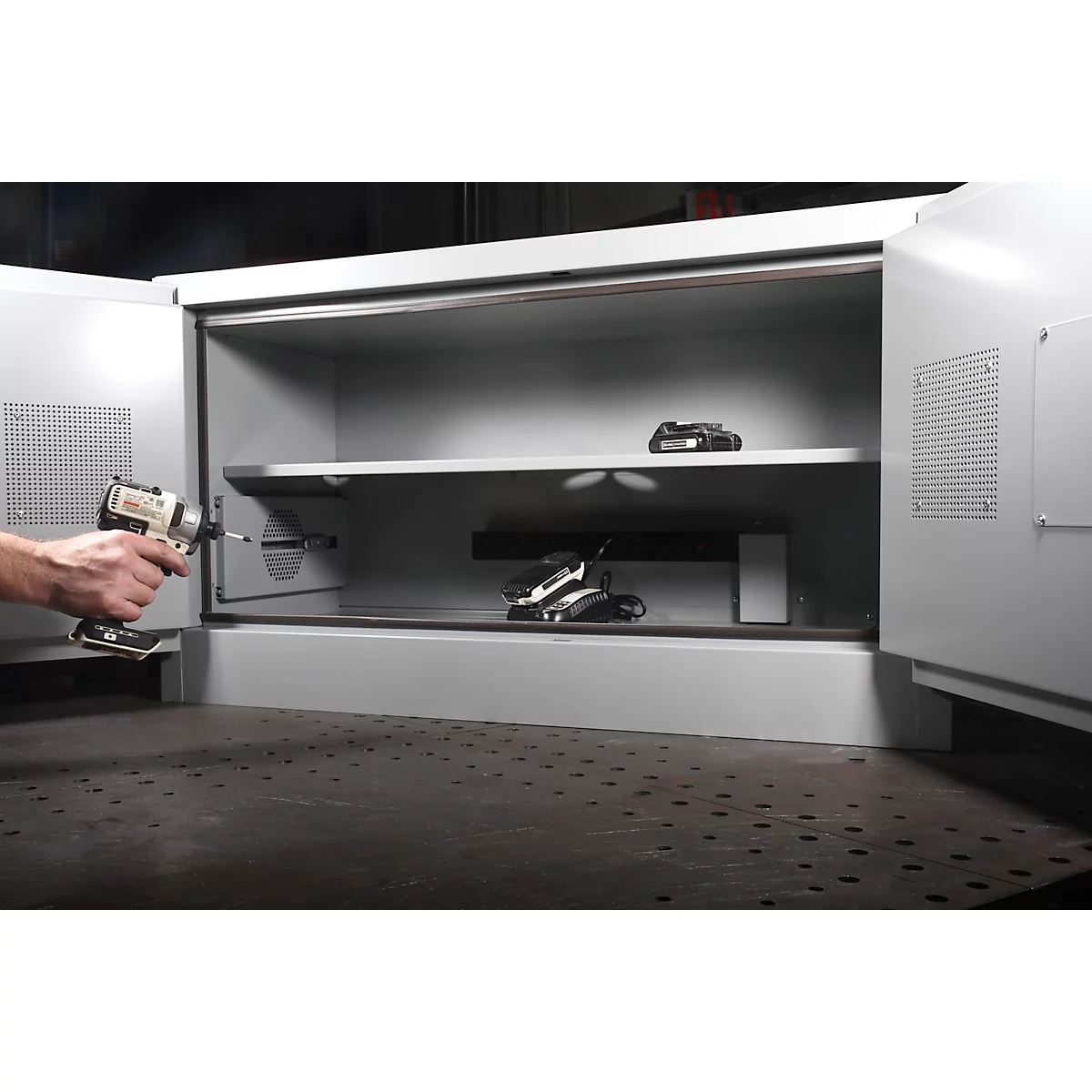 Dessin de contour de caméra gris sur fond blanc.