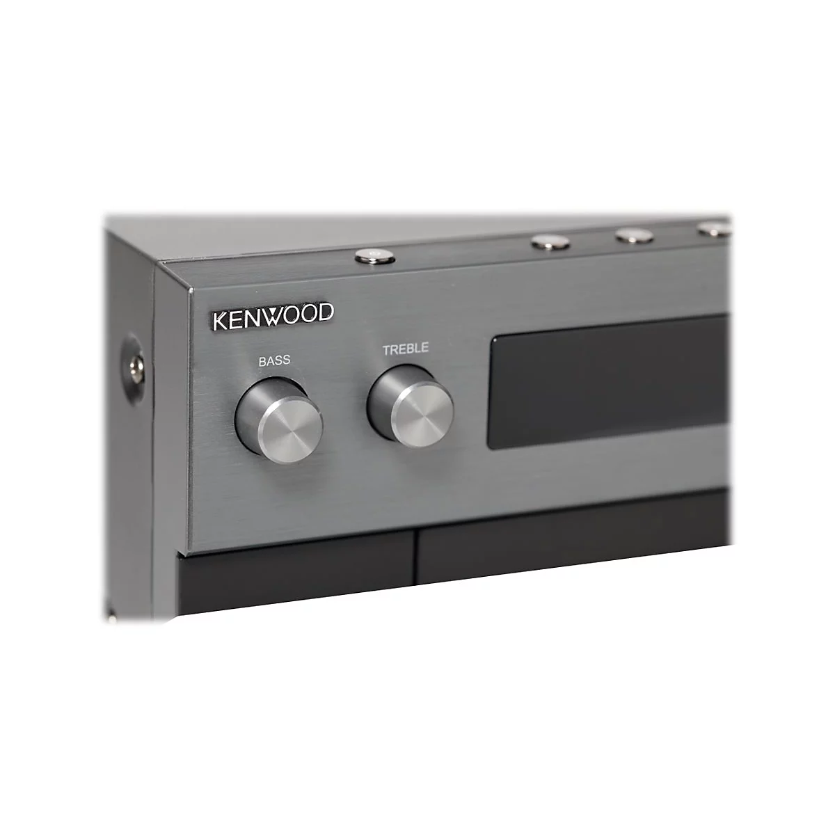 Nahaufnahme einer grauen Kenwood Stereoanlage mit Drehreglern für Bass und Treble.
