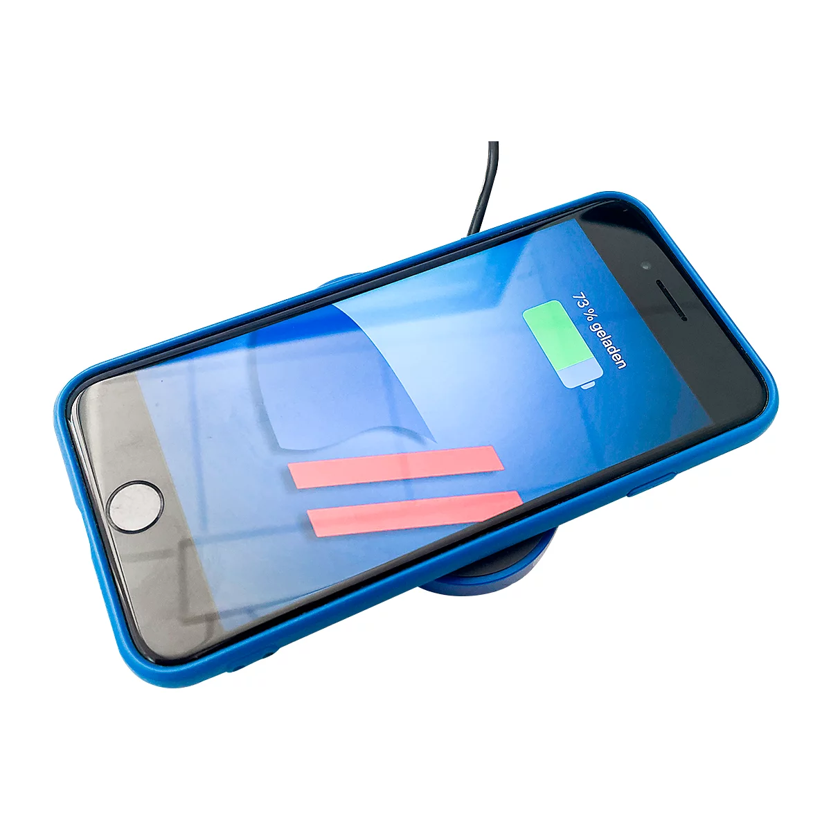 Ein blaues Smartphone mit Hülle liegt auf einer schwarzen kabellosen Ladestation. Auf dem Bildschirm: 73% geladen.