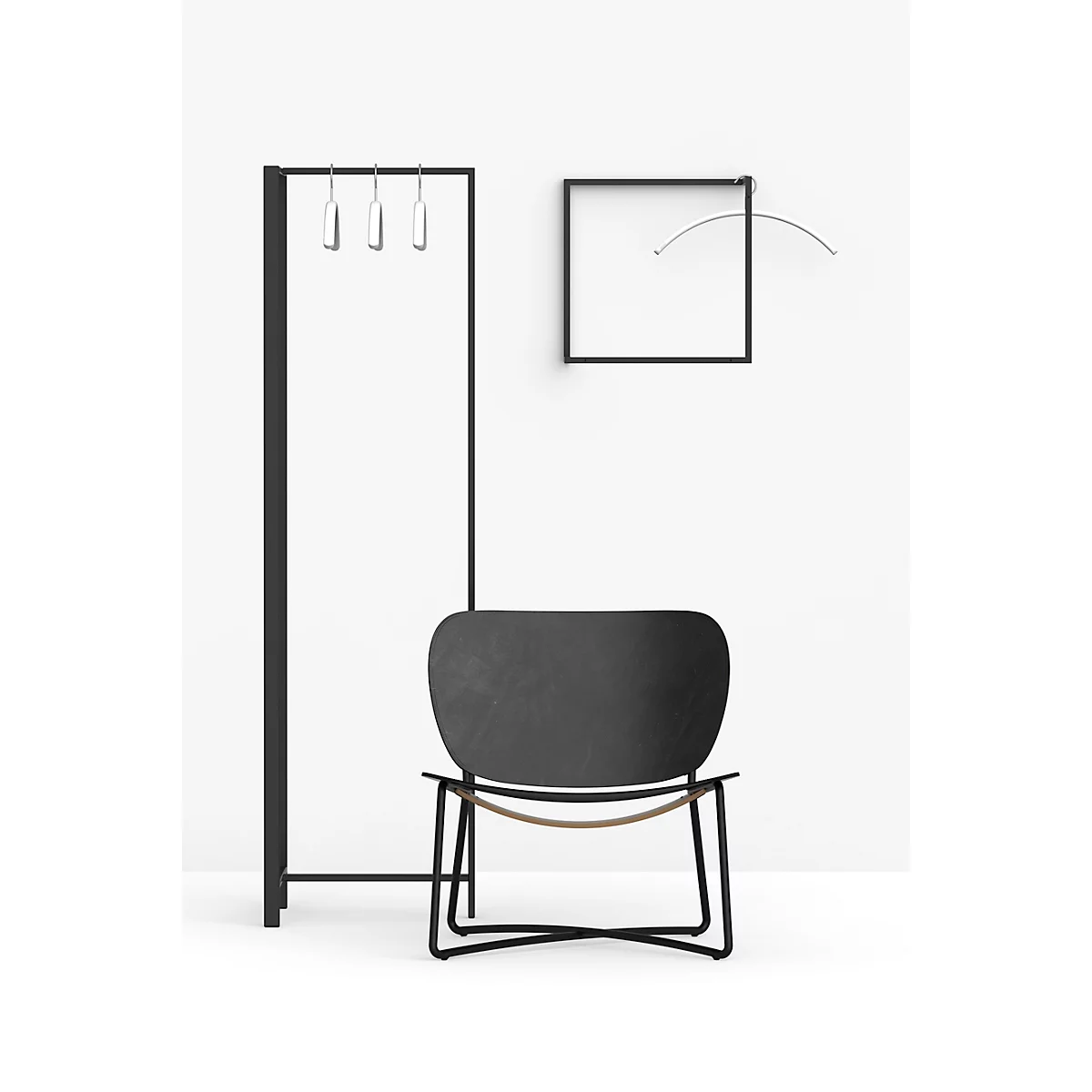 Zwarte design stoel tegen een witte achtergrond. Tevens een kledingrek, een frame met een boog.