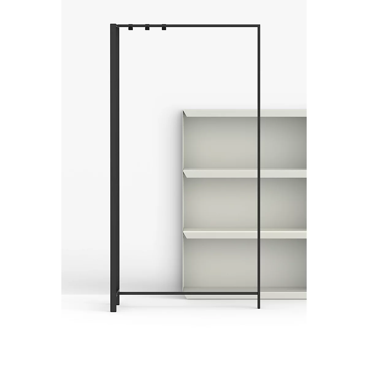 Zwart rek met drie planken, voor een witte achtergrond. Een zwart frame met verlichting, aan één kant.
