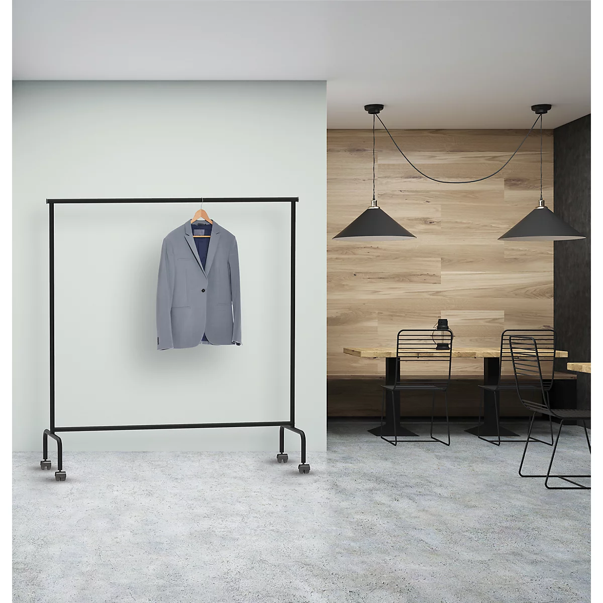 Een grijze blazer hangt aan een kledingrek tegen een neutrale achtergrond.