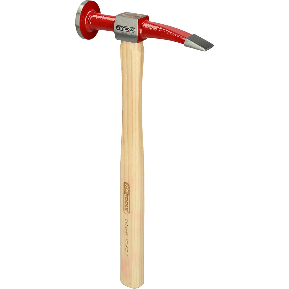 Ein roter Hammer mit Holzgriff. Das Werkzeug hat einen breiten, runden Schlagkopf und eine geschwungene, eckige Spitze.