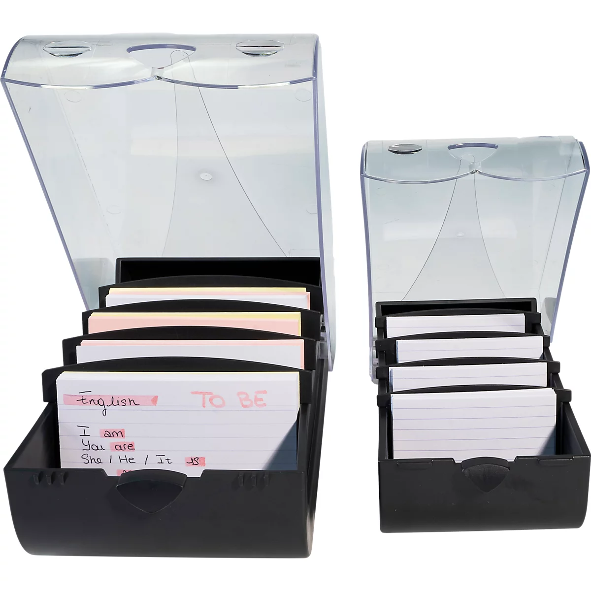 Deux boîtes à cartes noires avec couvercles transparents. Des cartes avec des verbes anglais sont visibles.