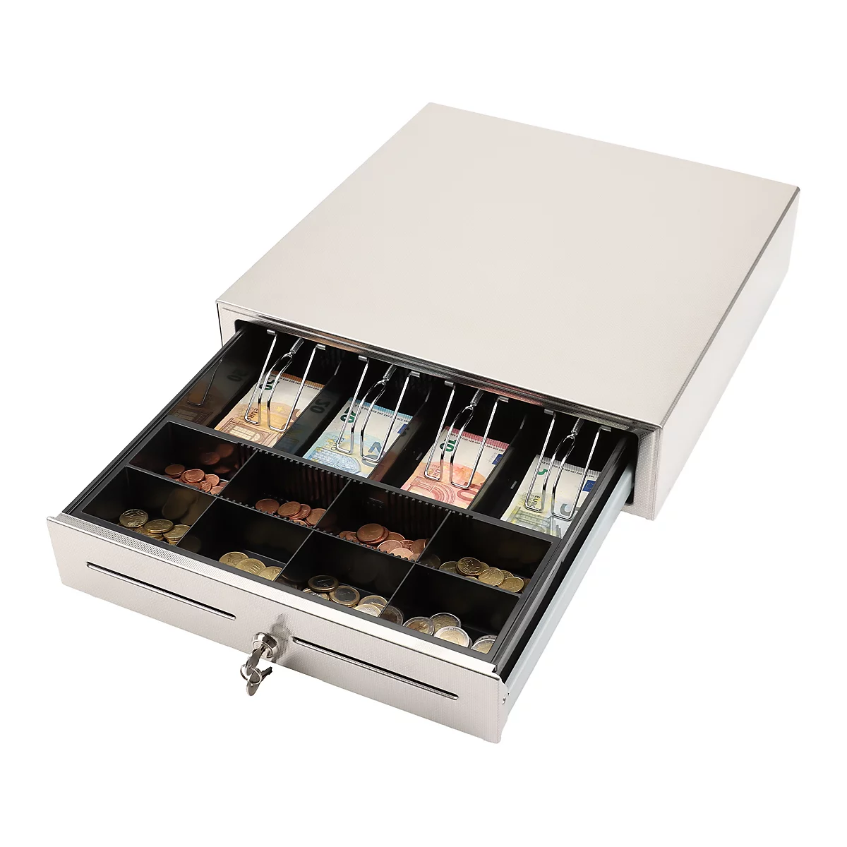 Geöffnete silberfarbene Kassenschublade mit schwarzen Fächern und Schlüssel im Schloss.