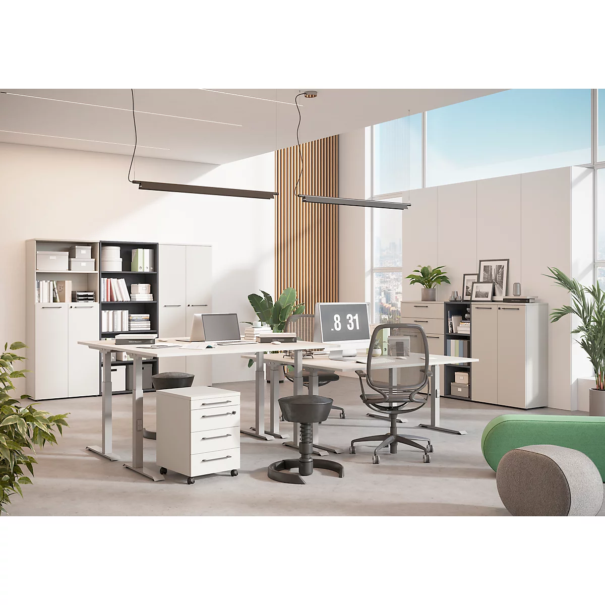 Kantoor met twee bureaus, stoelen en kasten. De computer zegt 8:31. Grote ramen zorgen voor daglicht.