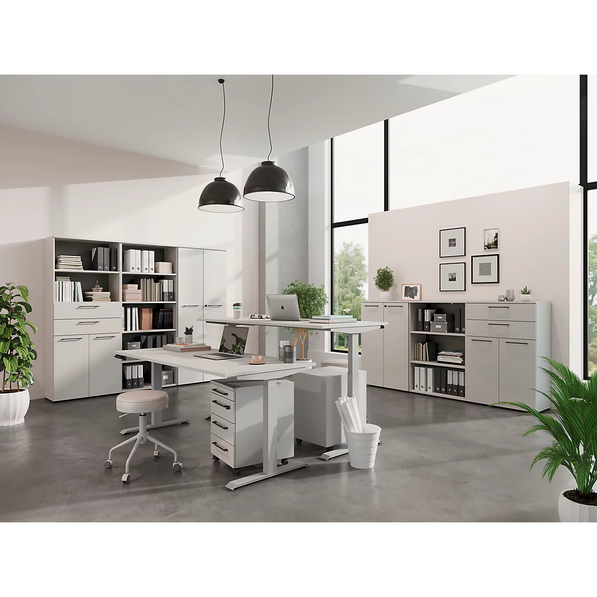 Licht, modern kantoor met twee in hoogte verstelbare bureaus, archiefkasten en planten.