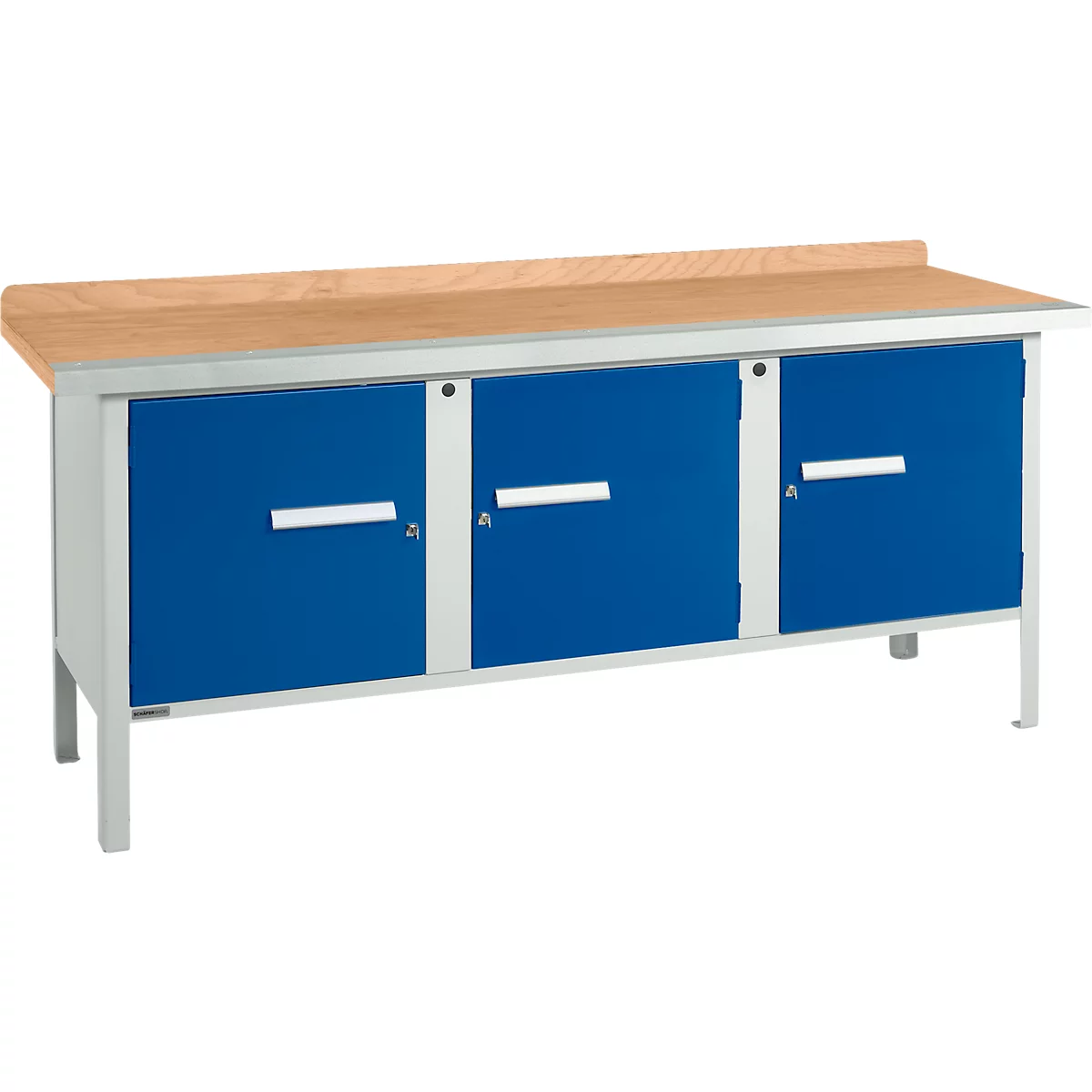 Werkbank mit blauen Türen und Holzplatte. Die Werkbank hat drei Türen mit silbernen Griffen und steht auf silbernen Beinen.