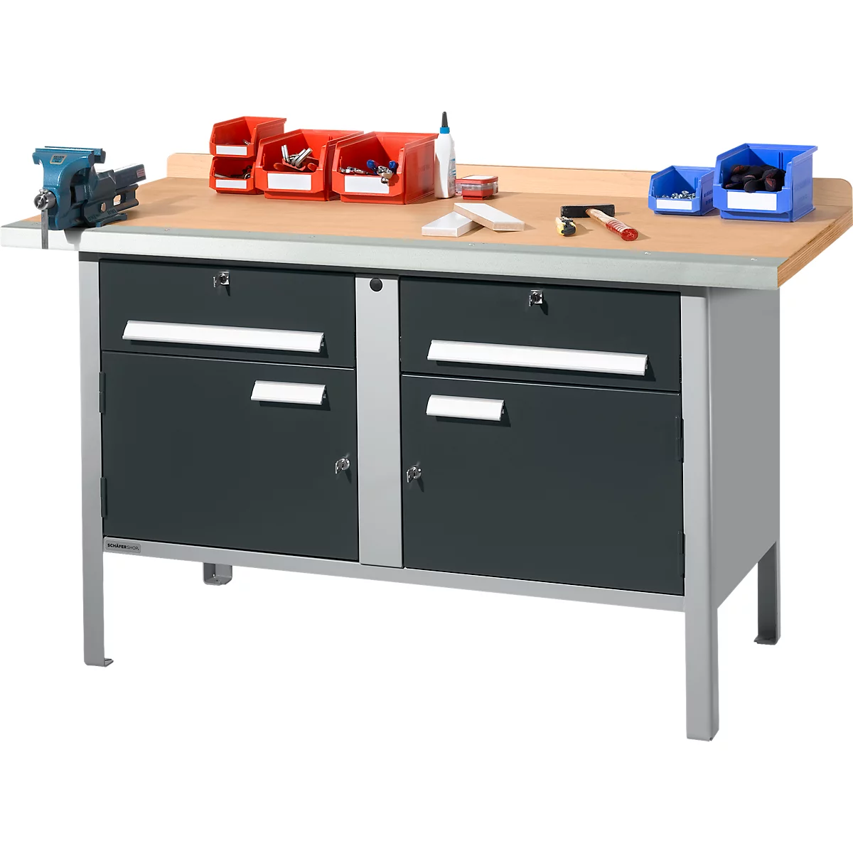 Werkbank mit Metallgestell und Holzplatte, Schubladen, Werkzeug, Schraubzwinge und Aufbewahrungsboxen.