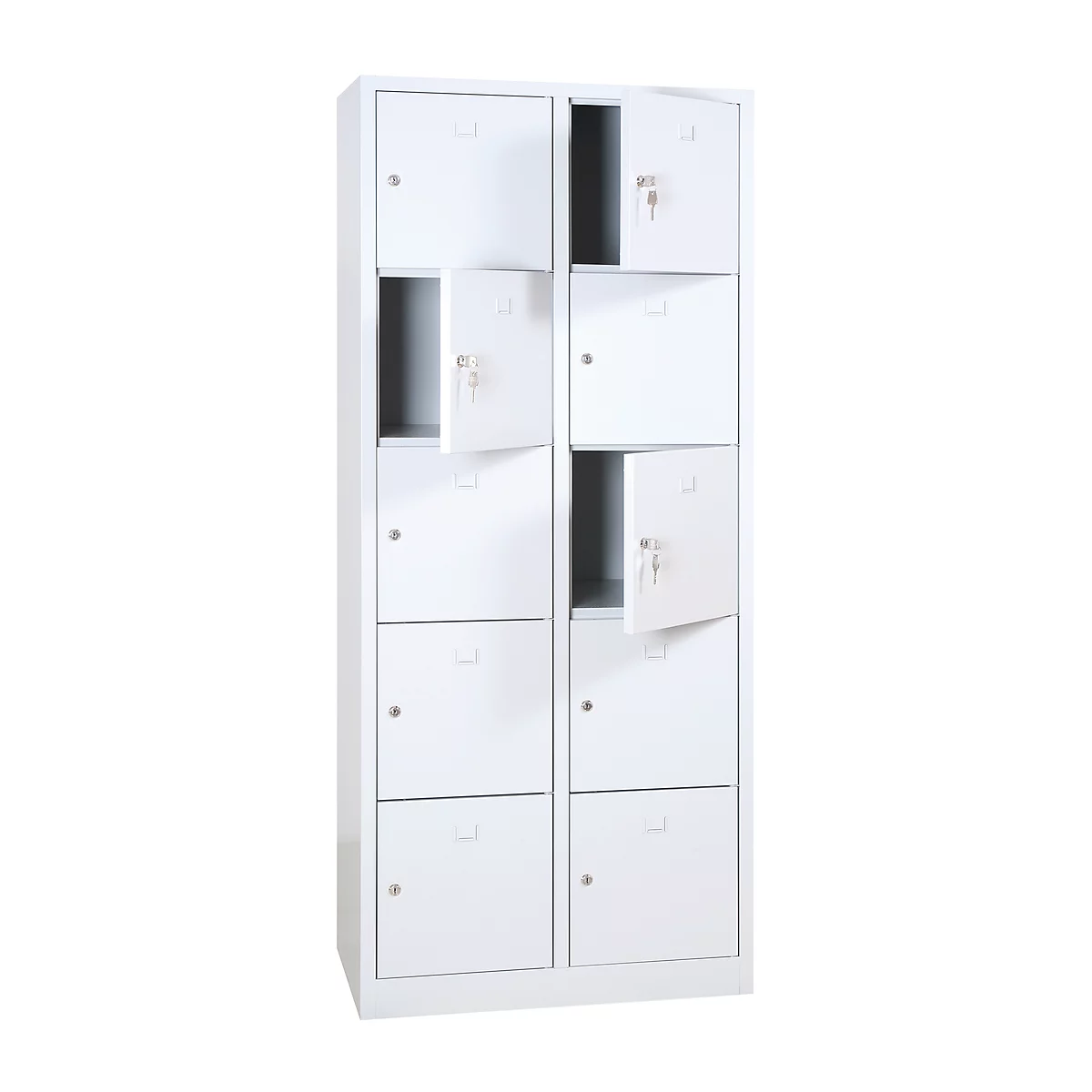 Witte kast met meerdere deuren, sommige open, sleutels in de sloten.