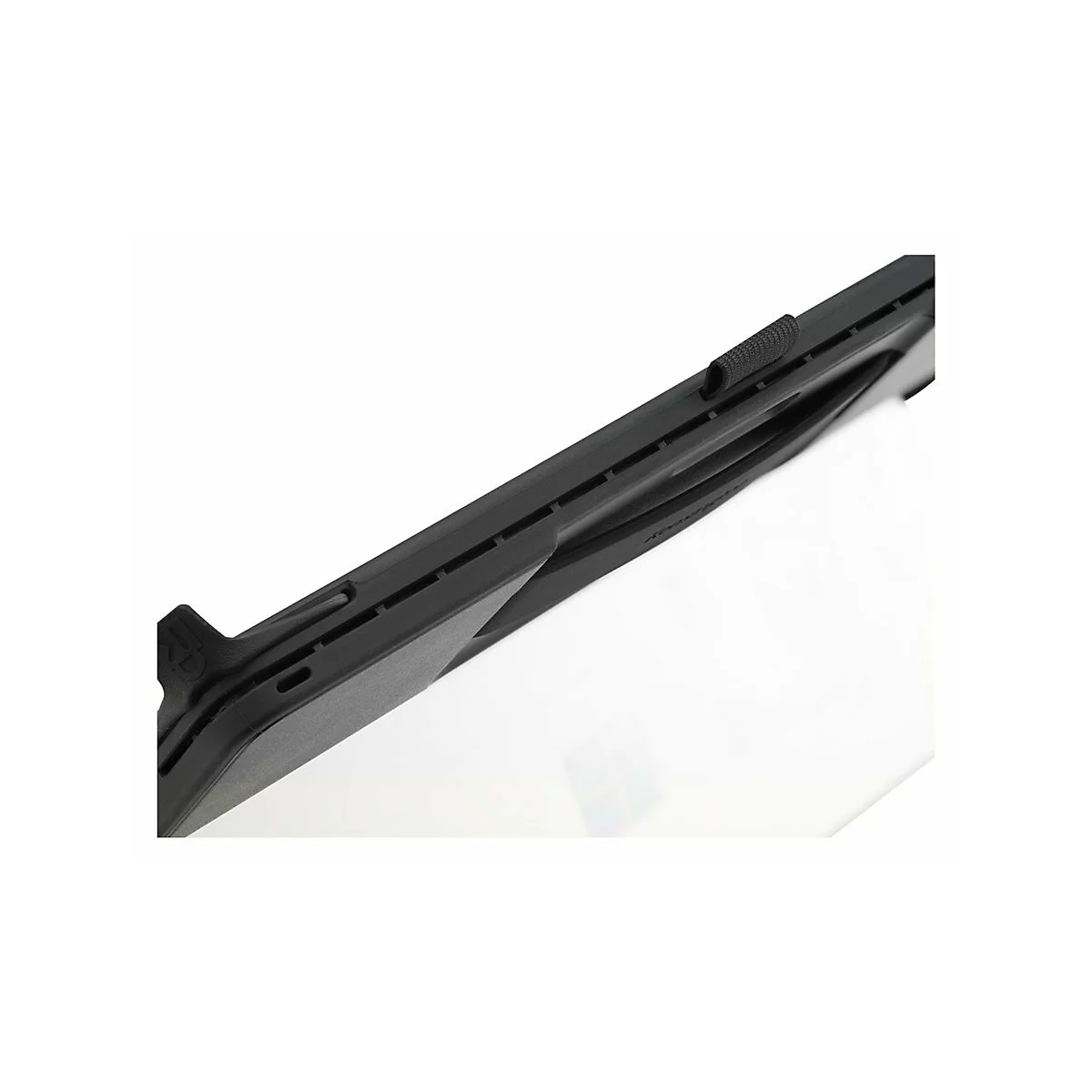 Detailaufnahme einer schwarzen Tablet-Schutzhülle mit einem Textilband und verschiedenen Designs.