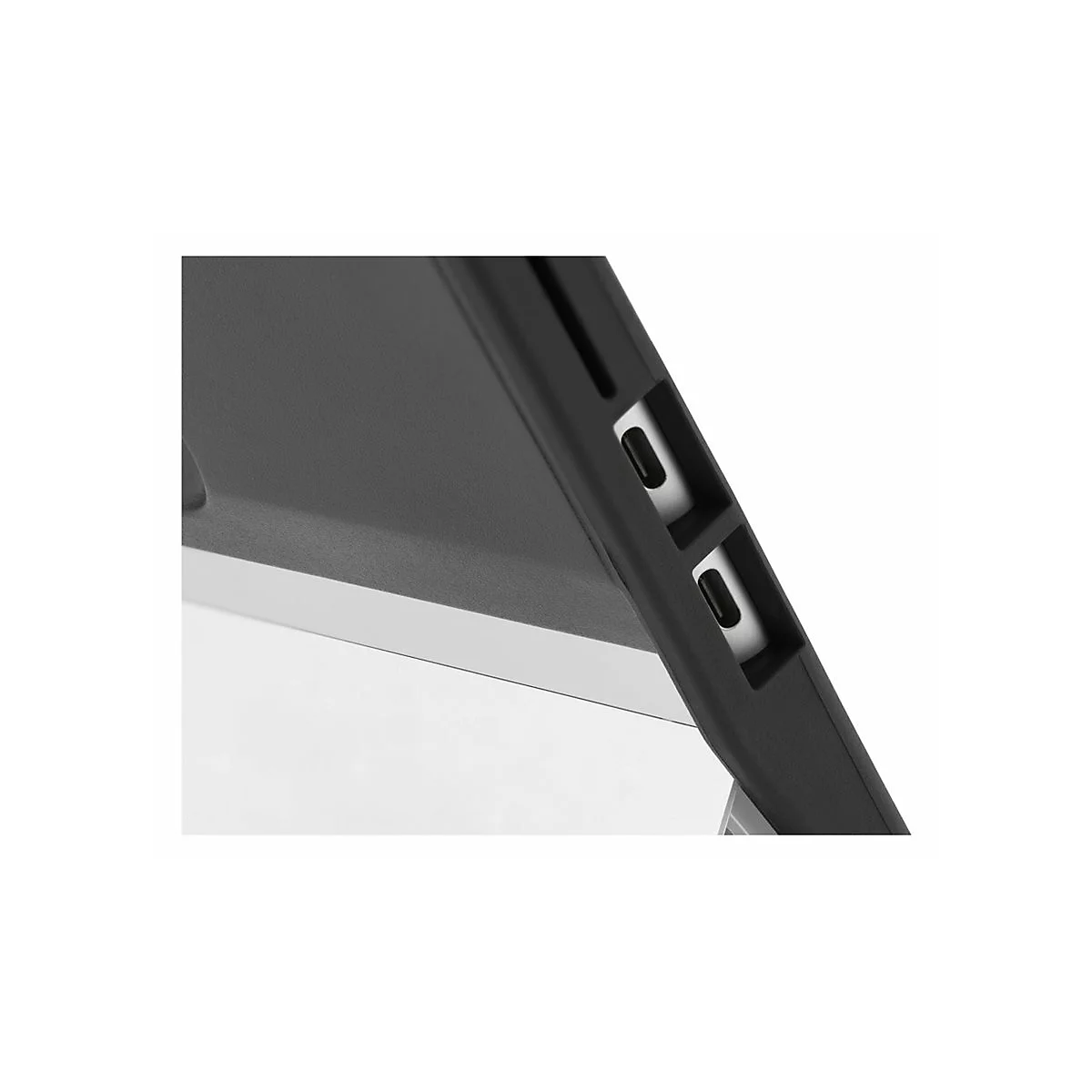 Nahaufnahme eines schwarzen Laptop-Gehäuses mit zwei USB-Anschlüssen. Der Hintergrund ist weiß.