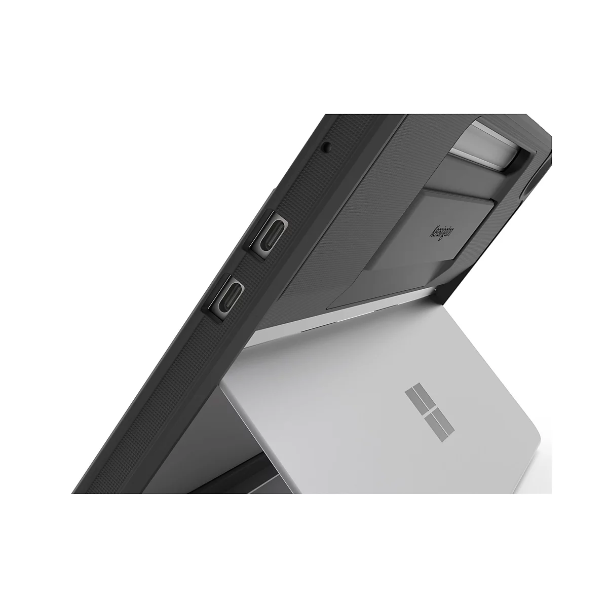 Nahaufnahme eines Tablets in einer schwarzen Schutzhülle, aufgestellt mit Ständer. Auf dem Tablet ist das Logo von Microsoft zu sehen. Der Ständer und das Tablet sind in einem Winkel von etwa 45 Grad auf einem weißen Hintergrund positioniert.