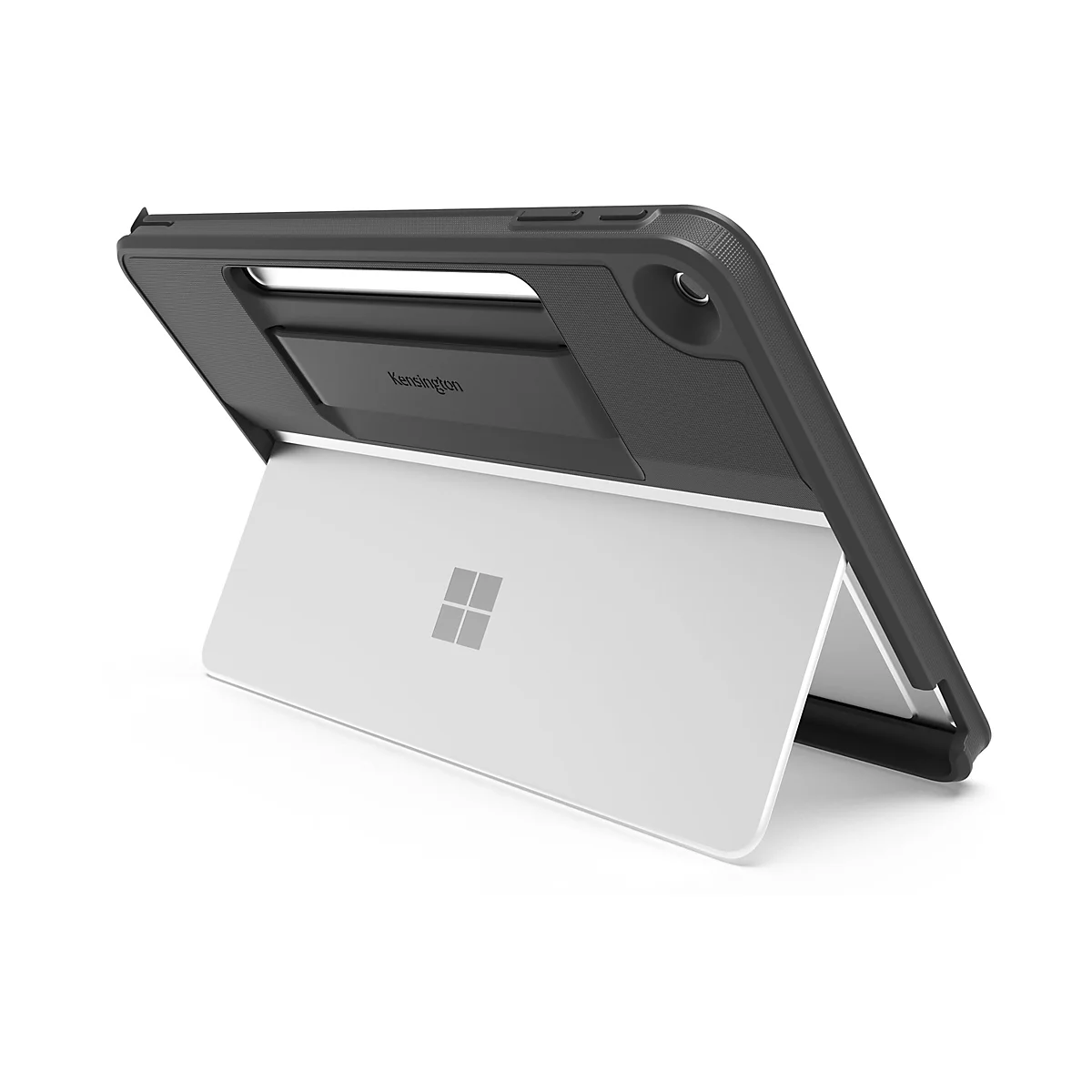 Ein schwarzes Tablet-Case, das ein weißes Tablet umschließt, das im Winkel auf einem weißen Hintergrund steht. Auf dem Case steht "Kensington".