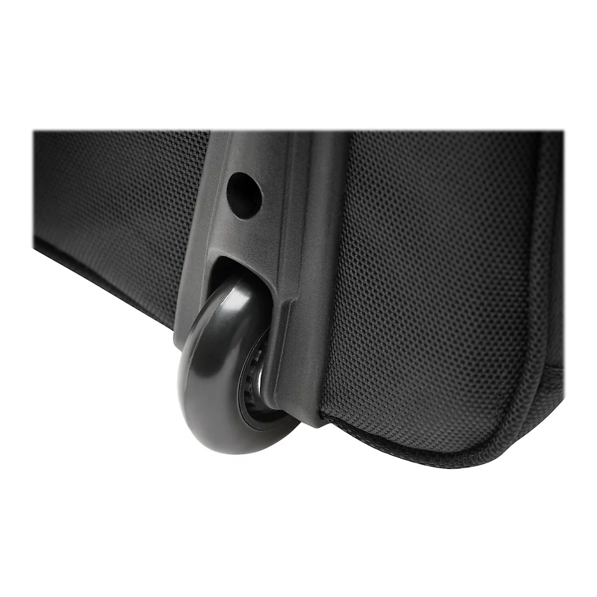 Detailaufnahme einer schwarzen Koffertasche, Fokus auf einem Rad. Die Oberfläche der Tasche ist strukturiert.