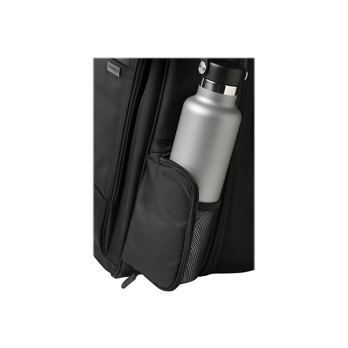 Schwarzer Rucksack mit einer grauen Trinkflasche in der Seitentasche.