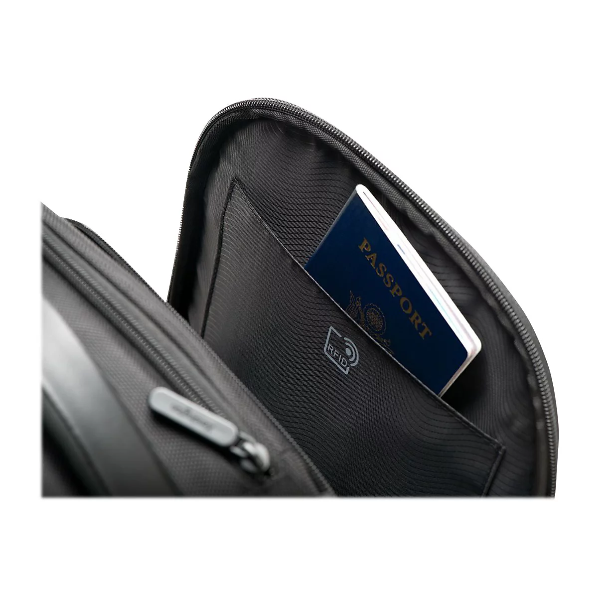 Ein schwarzes, offenes GepÃ¤ckfach mit einem Reisepass, der halb aus einer Tasche herausragt, und einem RFID-Logo.