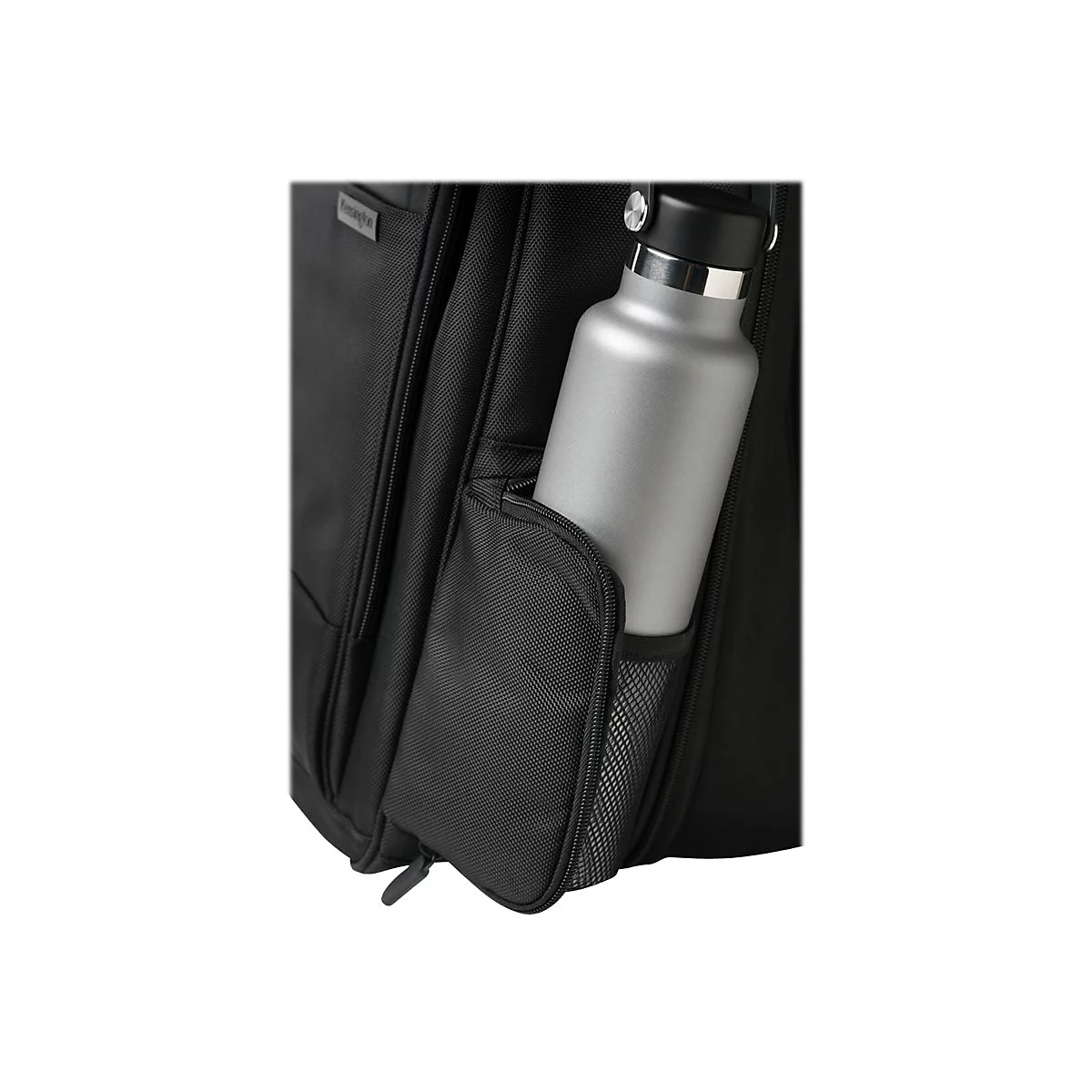 Detailaufnahme einer schwarzen Laptop-Tasche mit einer grauen Trinkflasche in der Außentasche.