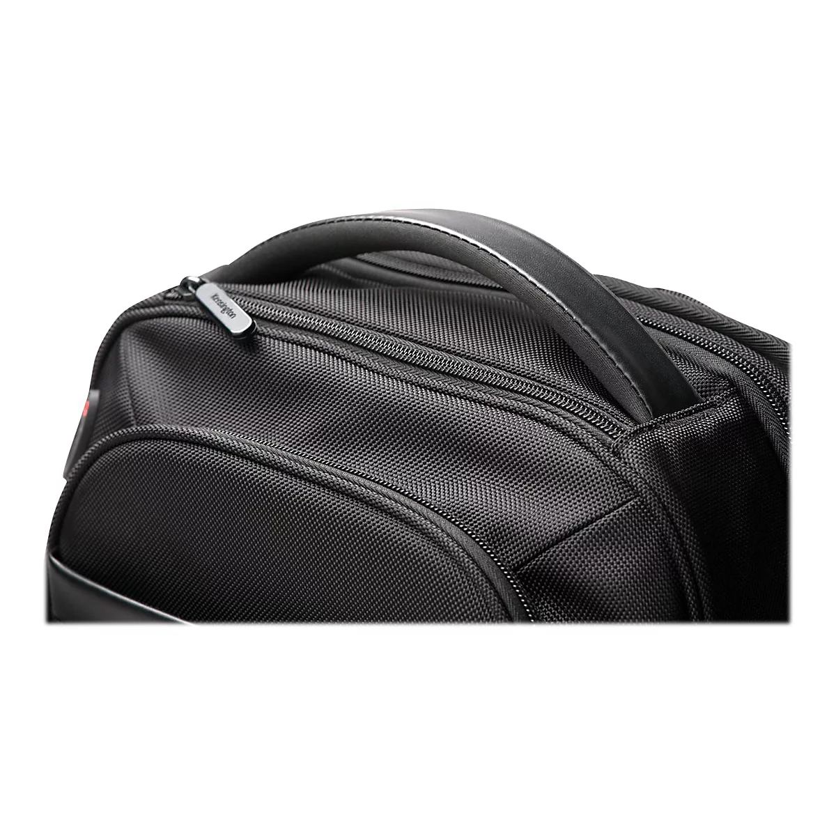Nahaufnahme einer schwarzen Laptop-Tasche mit Henkel und Reißverschluss. Auf dem Reißverschluss steht 'Kensington'.