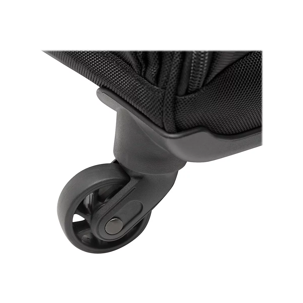 Detailaufnahme eines schwarzen Koffers mit Rollen, der auf weißem Hintergrund steht.