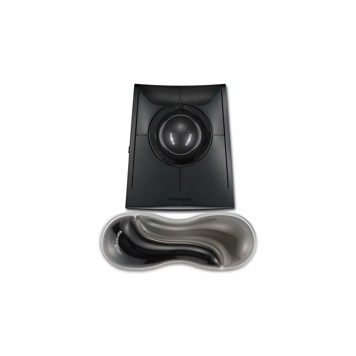 Schwarze Trackball-Maus und Handballenauflage, beide auf weißem Hintergrund. Die Trackball-Maus hat eine glänzende Oberfläche und eine Kugel in der Mitte. Die Auflage hat einen geschwungenen Verlauf.