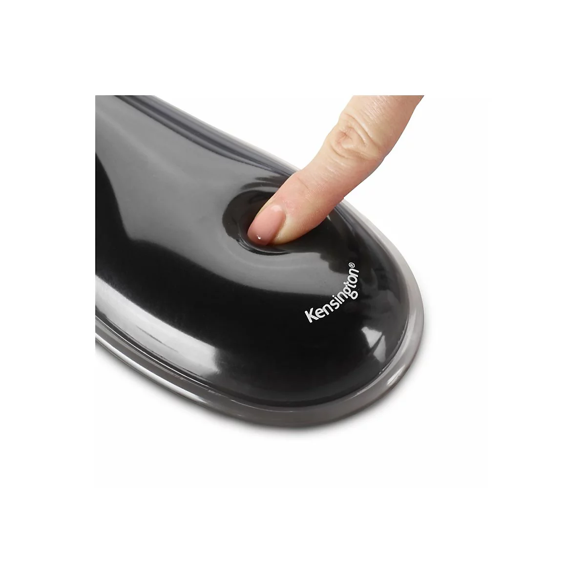 Nahaufnahme eines schwarzen, glänzenden Mauspads, auf das ein Finger drückt. Der Aufdruck „Kensington“ ist zu sehen.