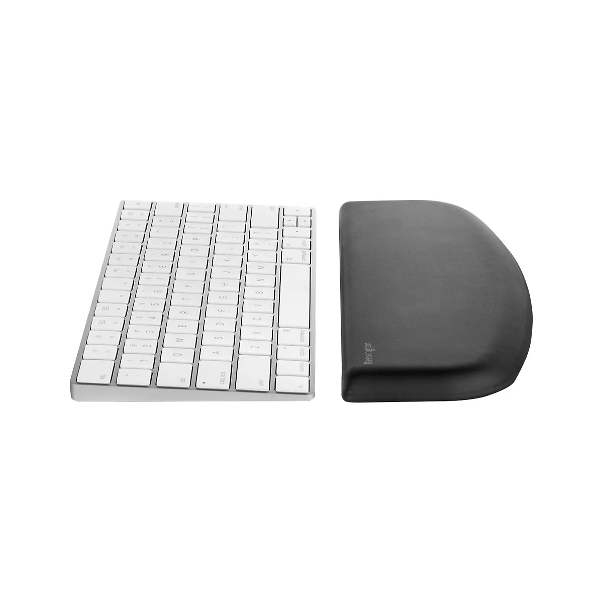 Draufsicht auf eine weiße Tastatur mit silbernem Rahmen und eine schwarze Handballenauflage.