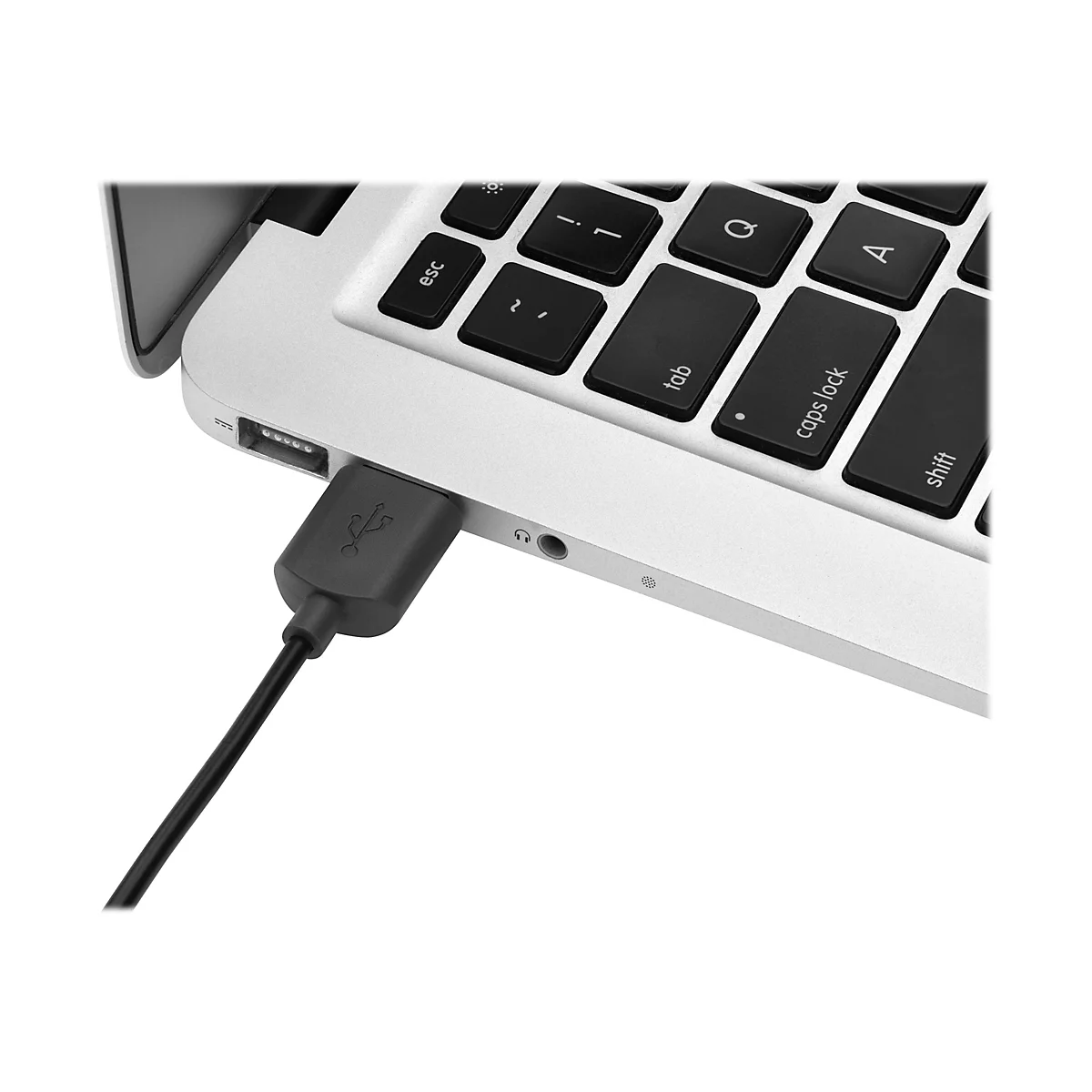 Nahaufnahme eines silbernen Laptops mit einer angesteckten USB-Verbindung. Schwarze Tastatur, Fokus auf die „Tab“- und „Caps Lock“-Tasten.