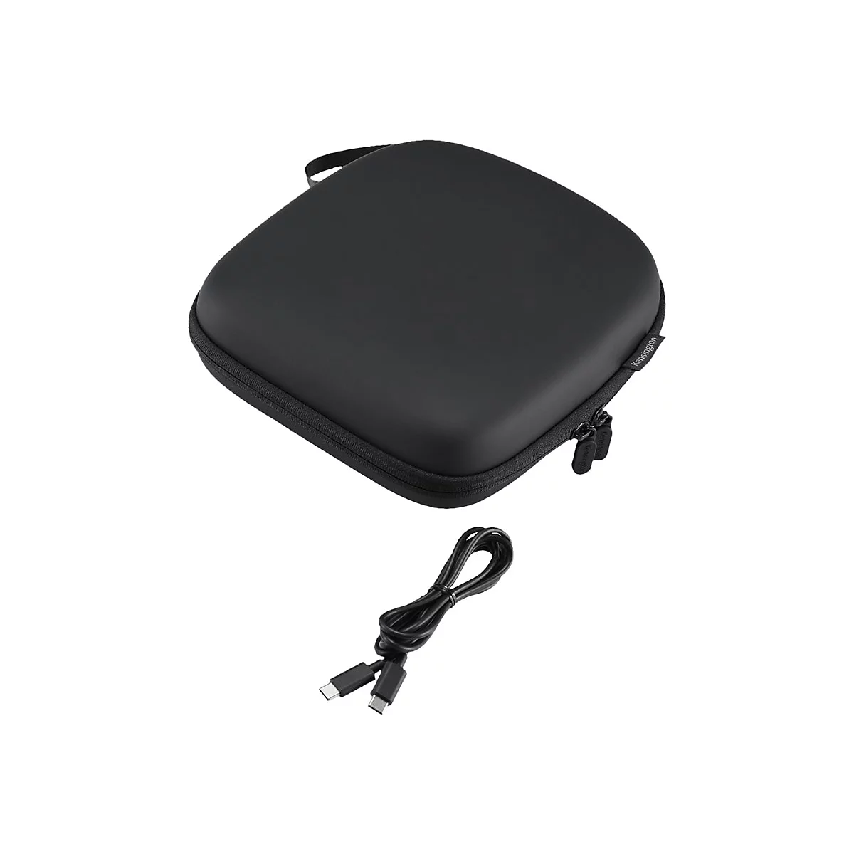 Étui noir pour casque avec câble USB. L'étui est carré, avec une fermeture éclair, une poignée et le mot 'Kensington'.