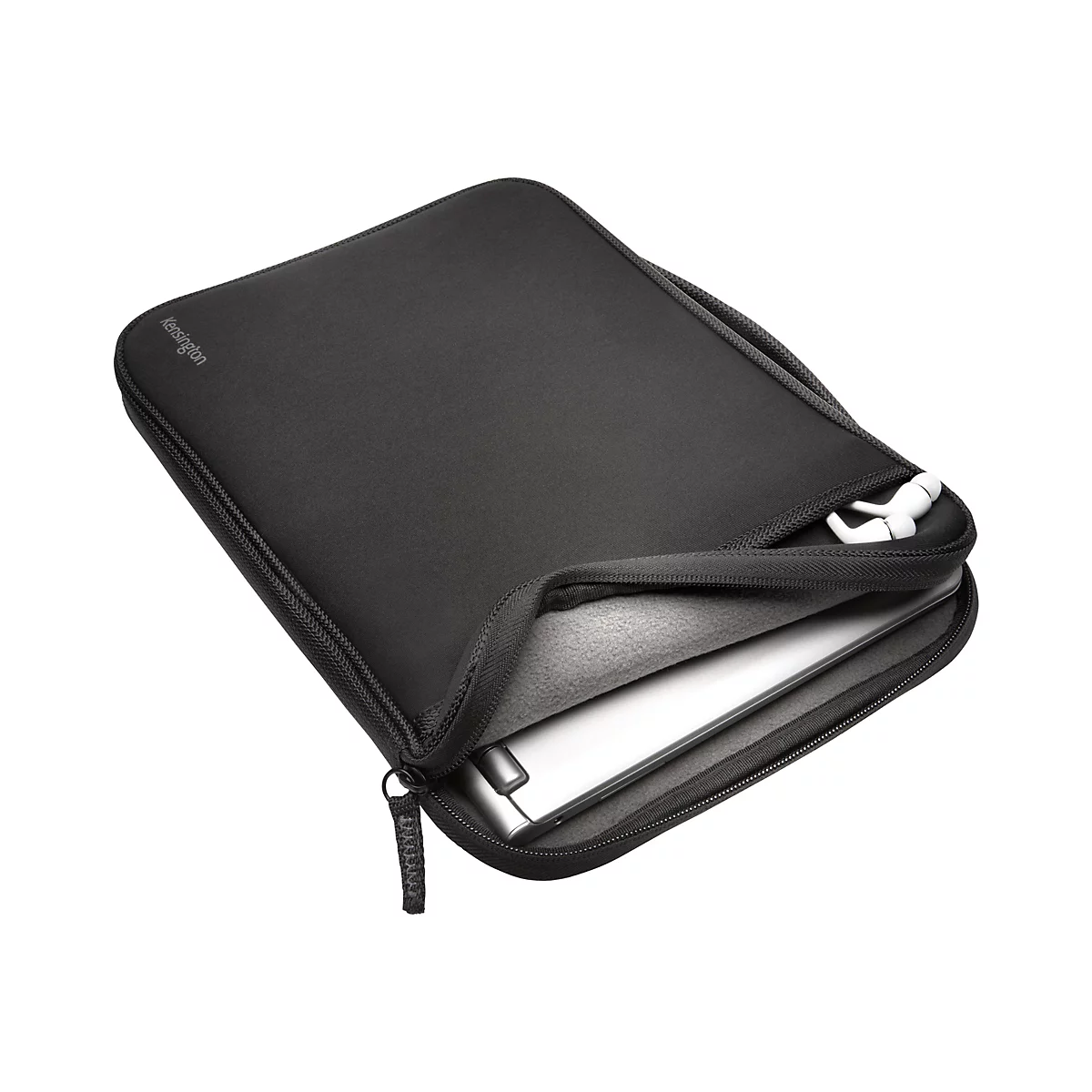 Housse d'ordinateur portable Kensington noire. Logo en haut à gauche, partiellement ouvert avec écouteurs et ordinateur portable.