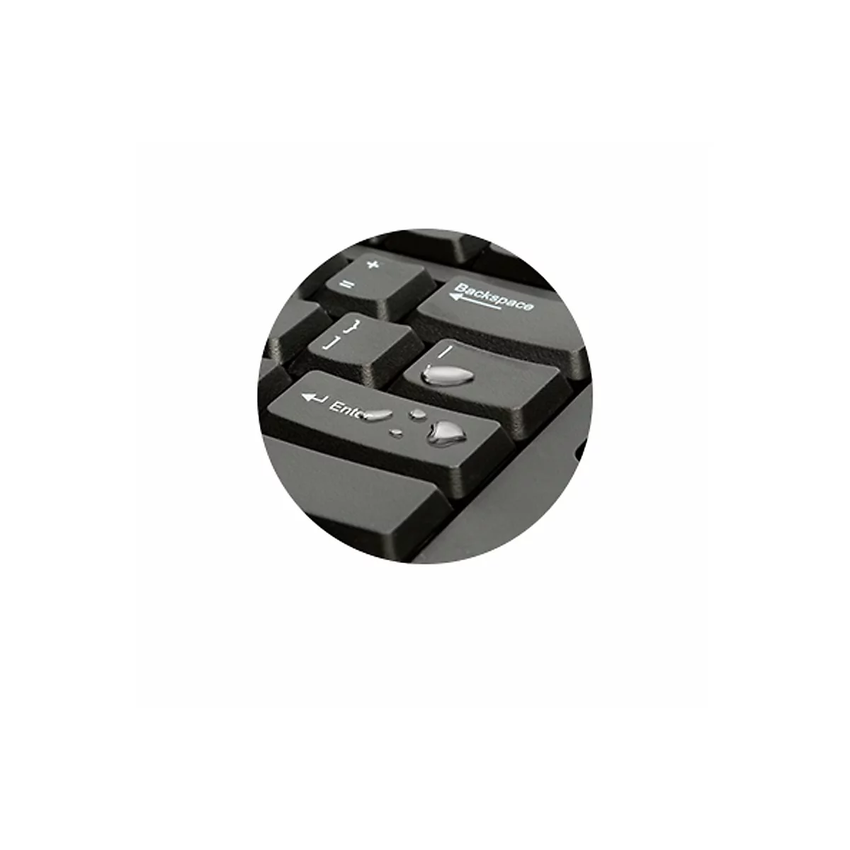 Gros plan sur un clavier noir avec des gouttes d'eau sur les touches.