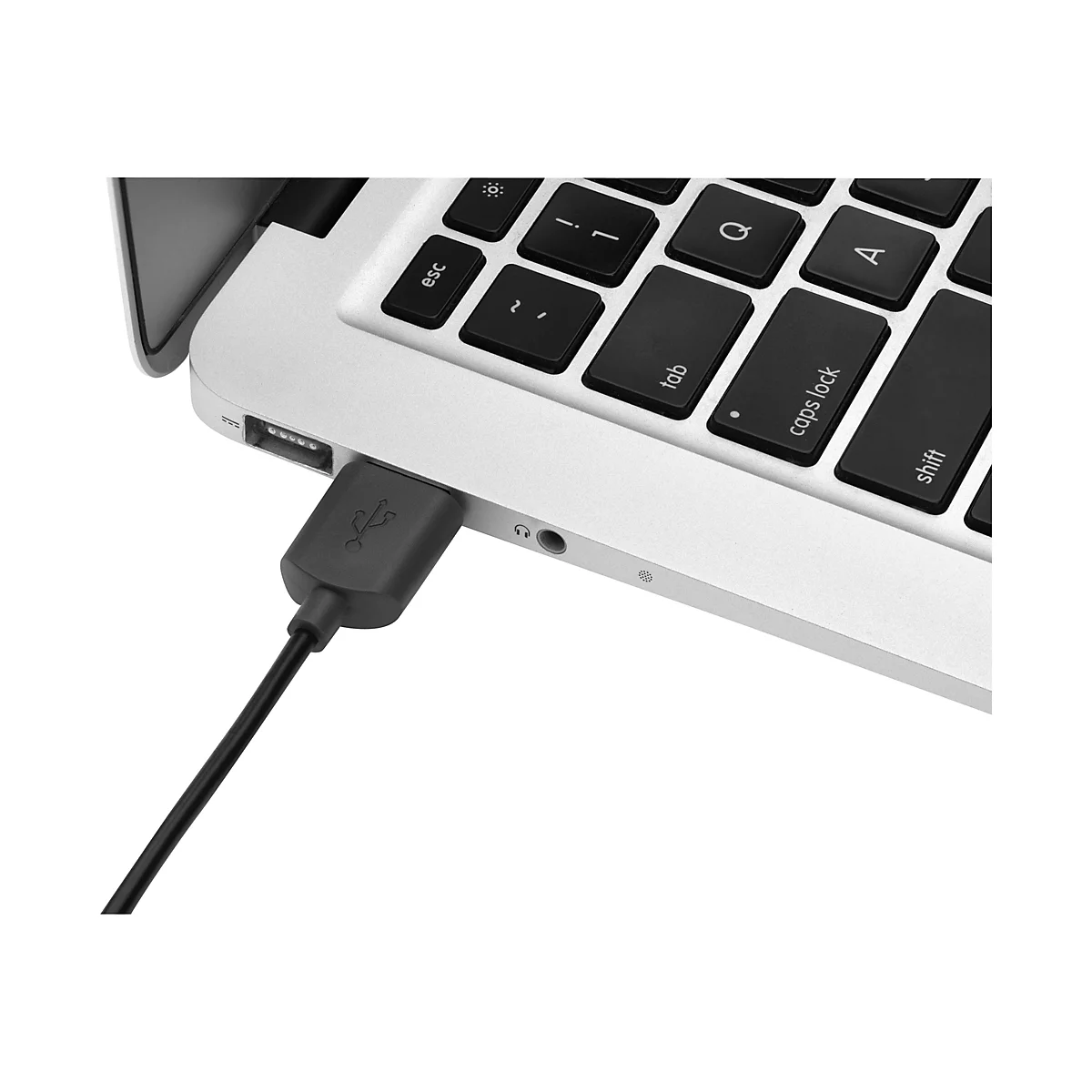 Nahaufnahme eines silbernen Laptops mit eingestecktem USB-Kabel. Tastatur im Fokus.