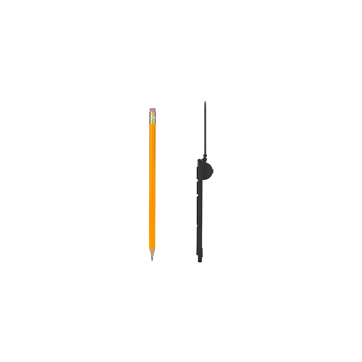 Crayon jaune et télécommande noire sur fond blanc. Le crayon est taillé, la télécommande a des boutons.