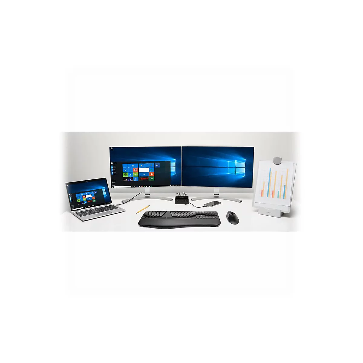 Un espace de travail avec un ordinateur portable, deux moniteurs, un clavier, une souris et un graphique sur une table blanche.