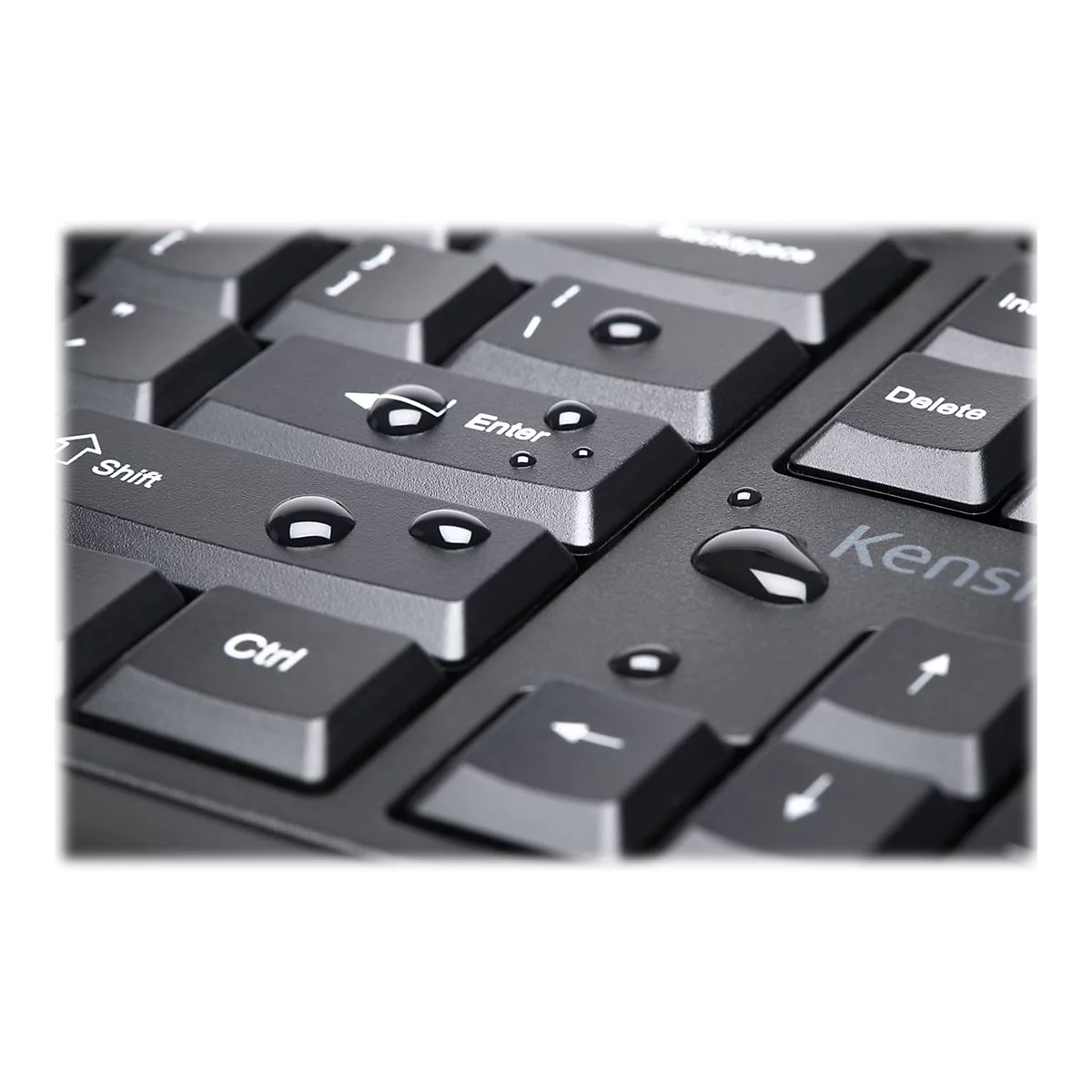 Nahaufnahme einer schwarzen Tastatur mit Wassertropfen auf den Tasten.