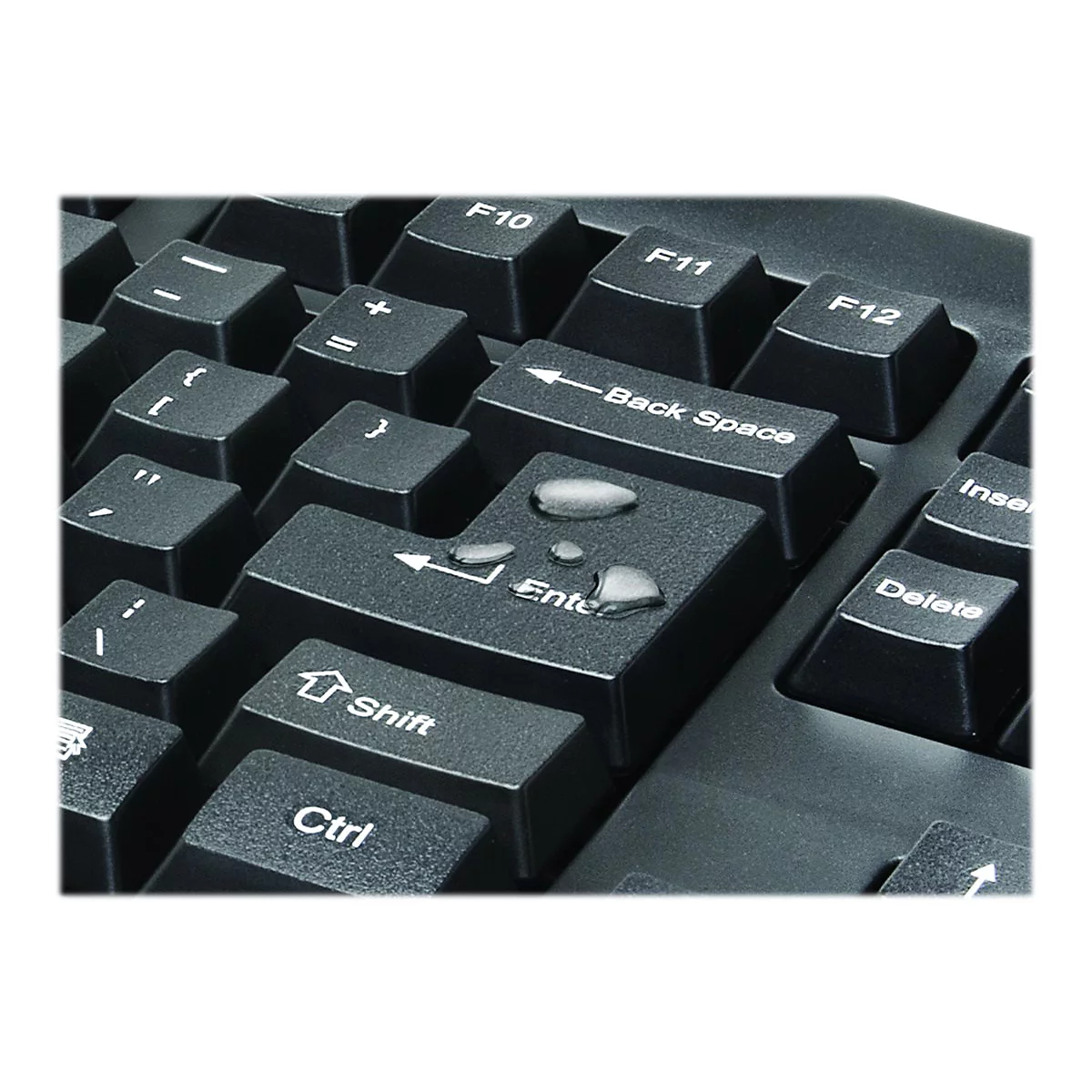Nahaufnahme einer schwarzen Computertastatur. Enter-Taste und Backspace-Taste mit Wassertropfen.