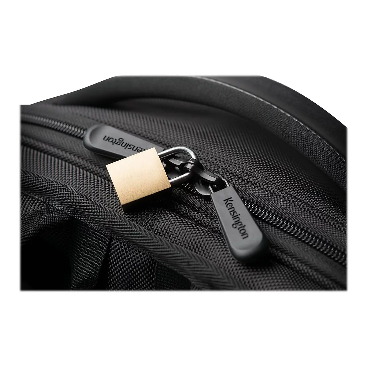 Gros plan sur une fermeture éclair de sac à dos noir sécurisée par un cadenas doré.