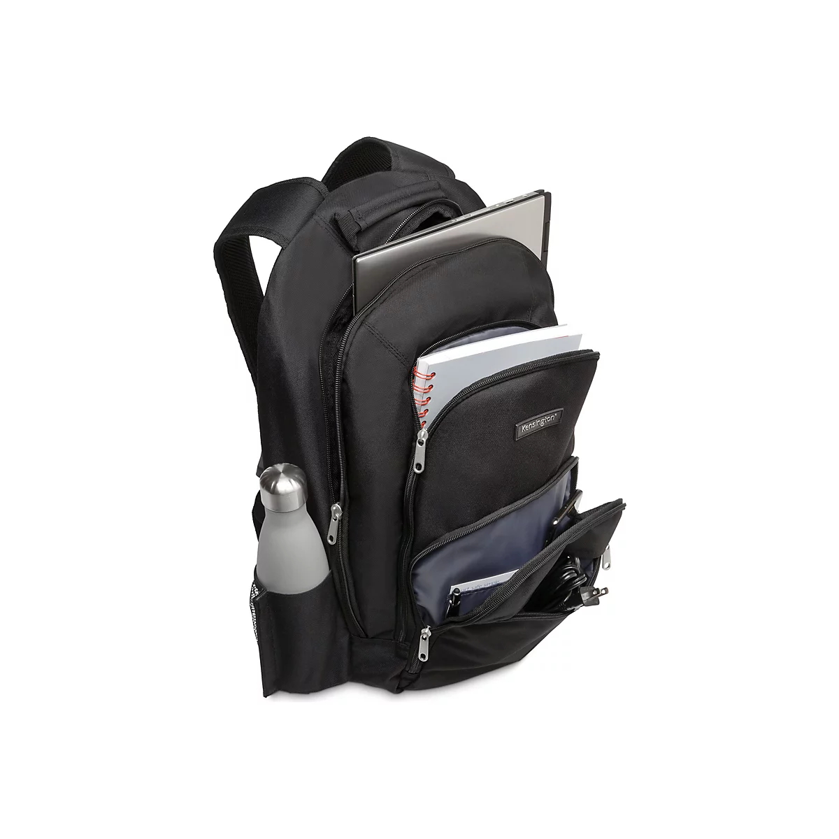 Sac à dos noir avec plusieurs compartiments, ouvert, avec ordinateur portable, cahier et bouteille d'eau. L'extérieur porte la mention 'Kensington'.