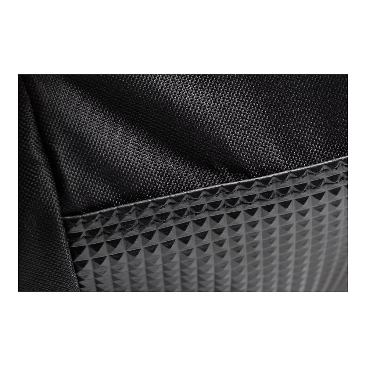 Gros plan d'une surface noire texturée avec un motif carré.