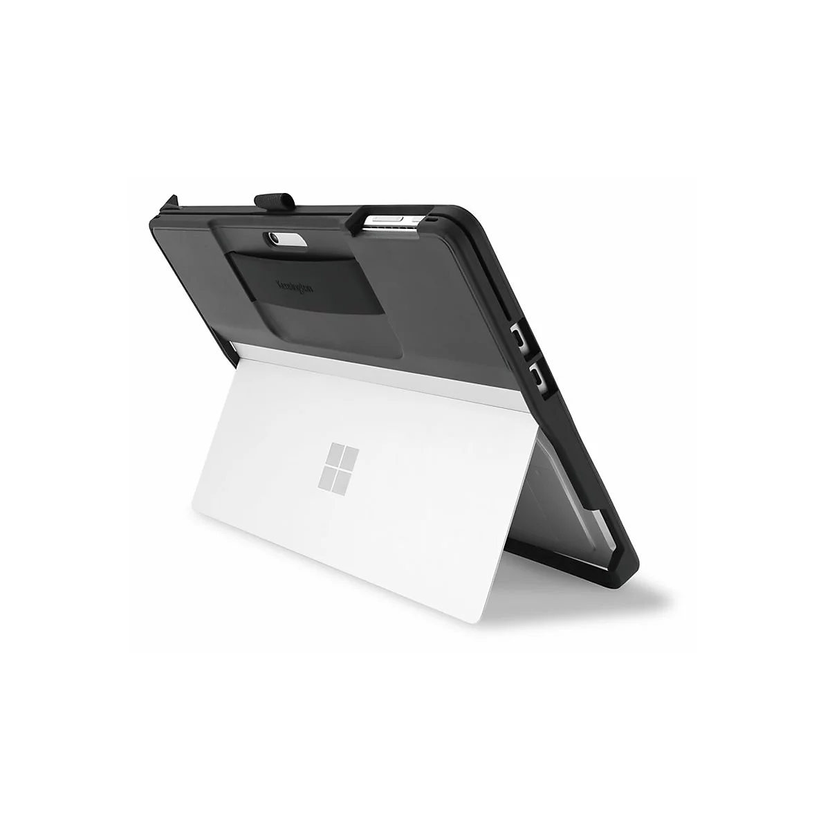 Une tablette noire dans un étui de protection, maintenue. Le logo Microsoft est visible à l'arrière.