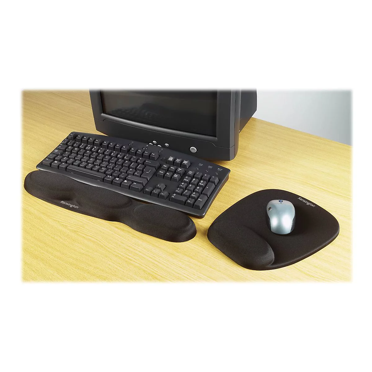 Clavier noir avec repose-poignet et tapis de souris avec souris sur un bureau en bois.