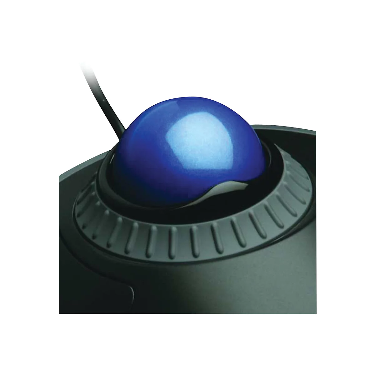 Gros plan d'une boule de commande. La boule bleue est maintenue par un cadre noir. Un câble remonte.