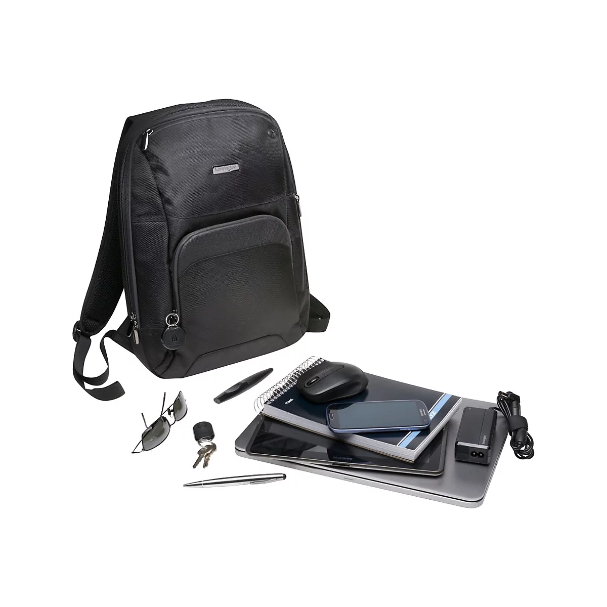 Schwarzer Rucksack mit Laptop, Tablet, Handy, Maus, Sonnenbrille, Schlüssel und Stiften.