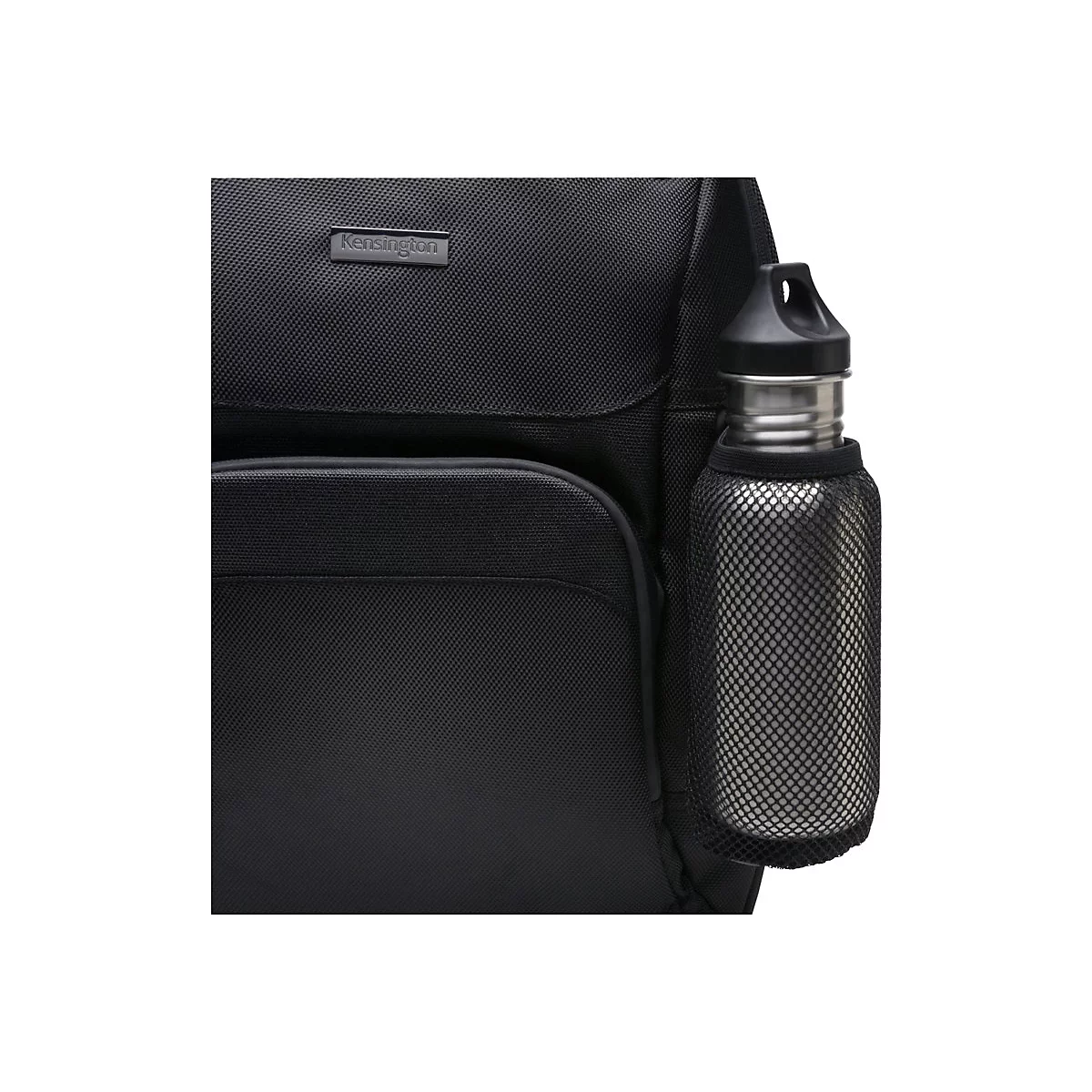 Schwarzer Rucksack mit einer silbernen Wasserflasche in einer Netztasche. Auf dem Rucksack ist der Schriftzug "Kensington" zu sehen.