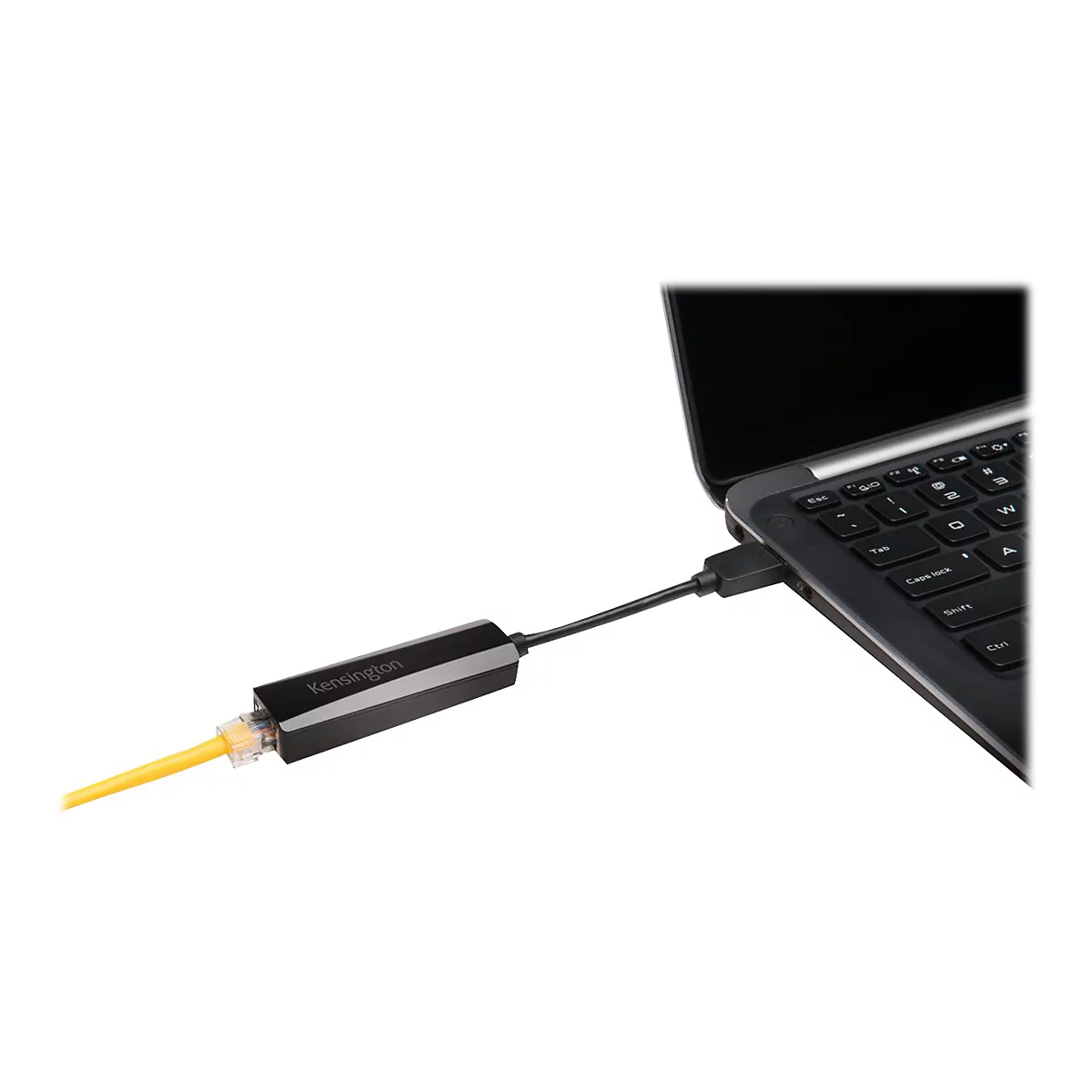 Ein schwarzer Netzwerkadapter von Kensington, angeschlossen an einen Laptop. Ein gelbes Kabel steckt in den Adapter.