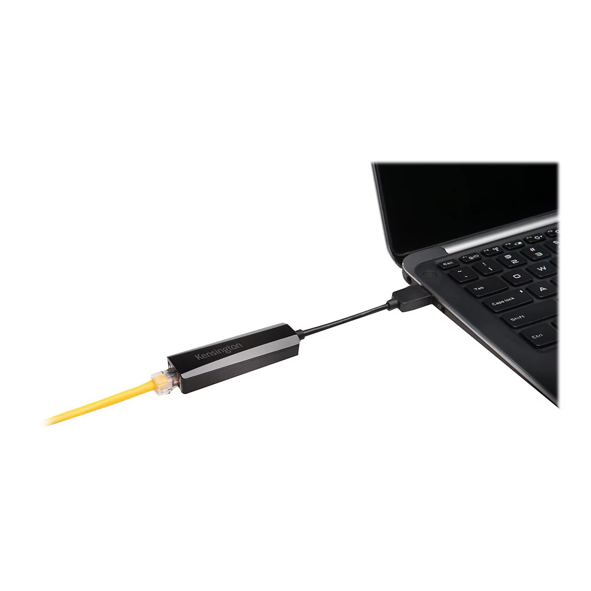 Ein Laptop, an den ein Netzwerkadapter mit gelbem Kabel angeschlossen ist.
