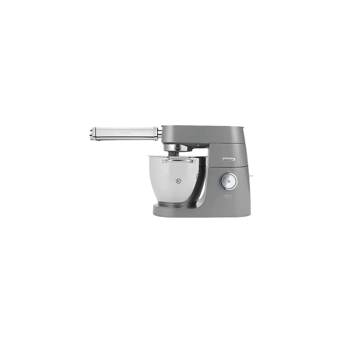 Graue Kenwood Chef XL Küchenmaschine mit aufgesetztem Nudelrollen-Aufsatz vor weißem Hintergrund.