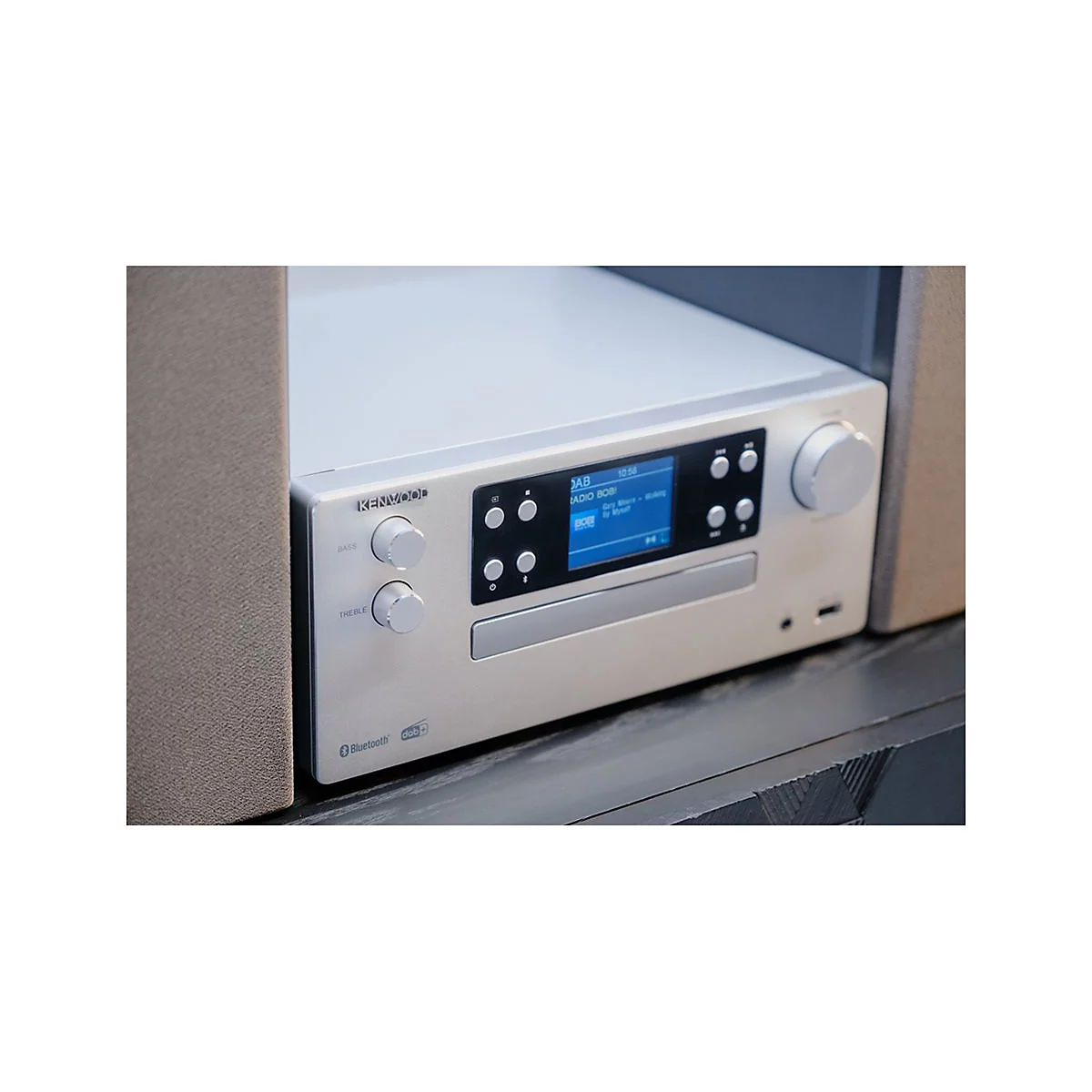 Silberne Kenwood Hi-Fi-Anlage mit blauem Display und Bluetooth- sowie DAB+-Symbolen.